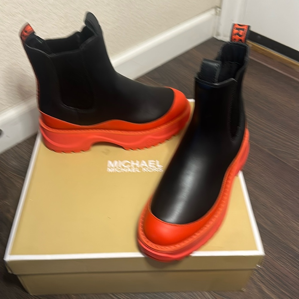 NWOT Michael Kors Dupree Bootie Size 6M New w/ Box